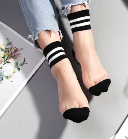 גרבים שקופים סיומת פסים שחור ולבן