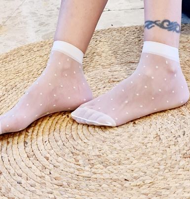 גרבים לבנים נקודות קטנטנות 1