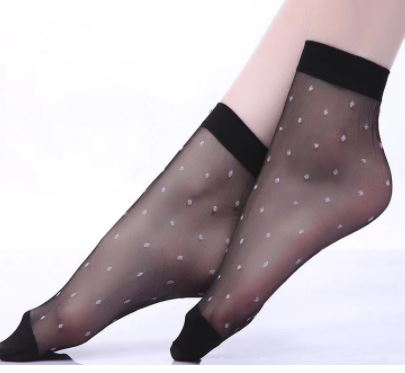 גרבים שחורים שקופים עם נקודות קטנטנות