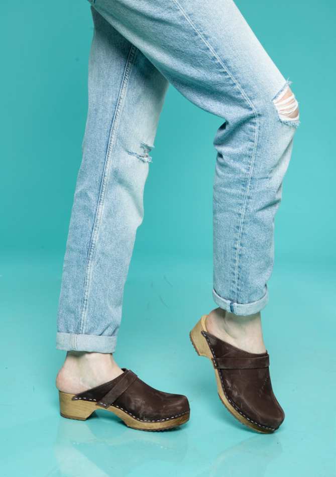 כפכפי עץ חום משופשף