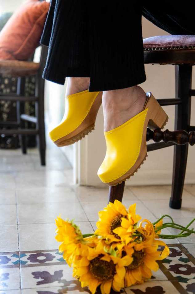 כפכפי עץ מילנה צהוב