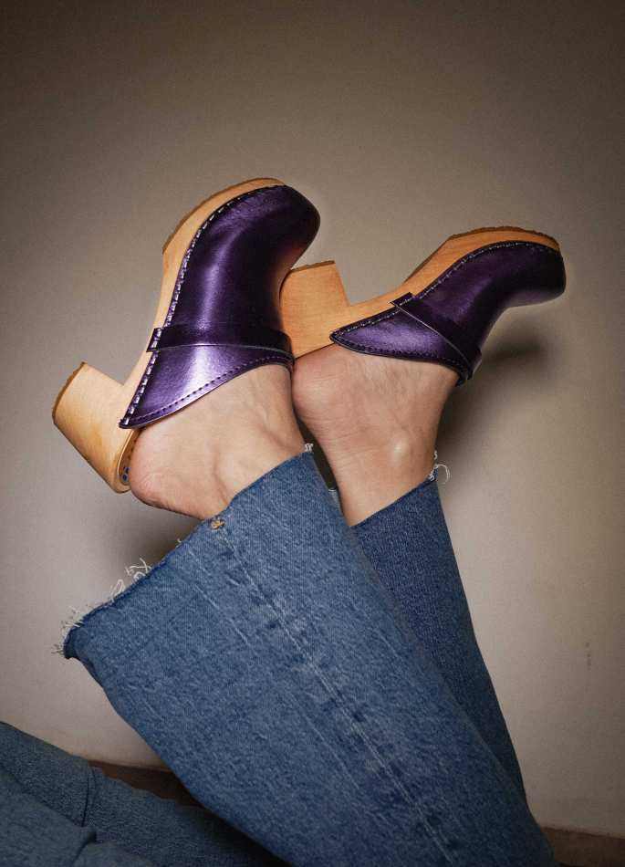 כפכפי עץ סגול מטאלי גבוה