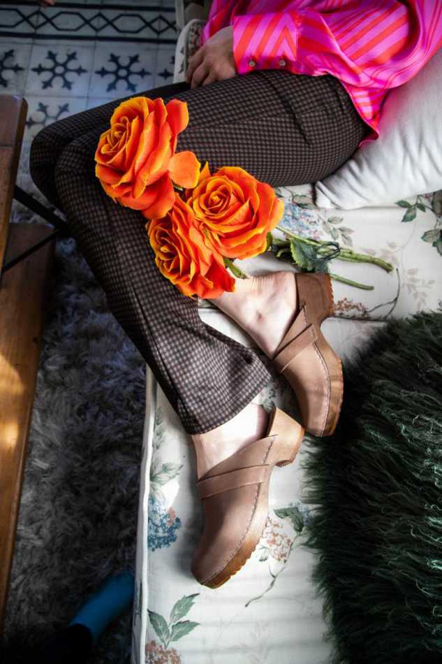 כפכפי עץ רונה חום נובוק