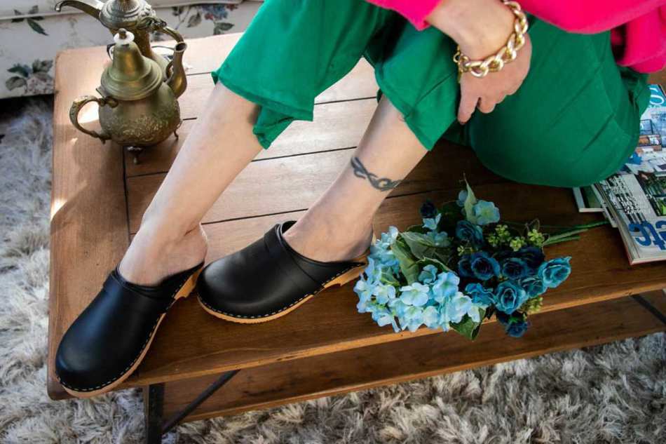 כפכפי עץ שחור טבעוני VEGAN WOODEN CLOGS