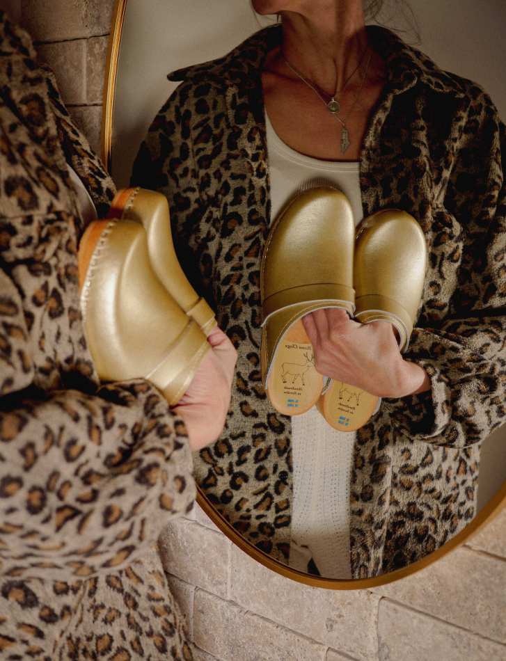 כפכפי-עץ-שמפניה-3_optimized