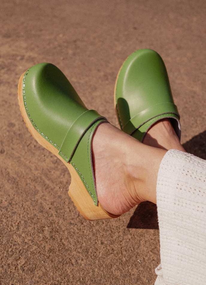 כפכפי עץ ירוק פיסטוק