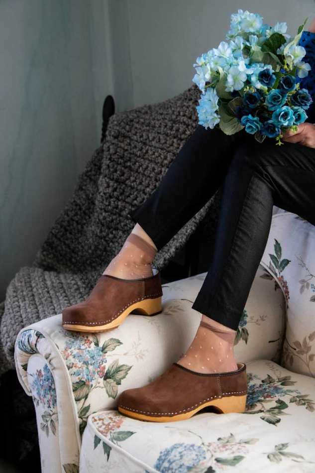 כפכפים עץ סגורים קרולינה חום רונה קלוגס