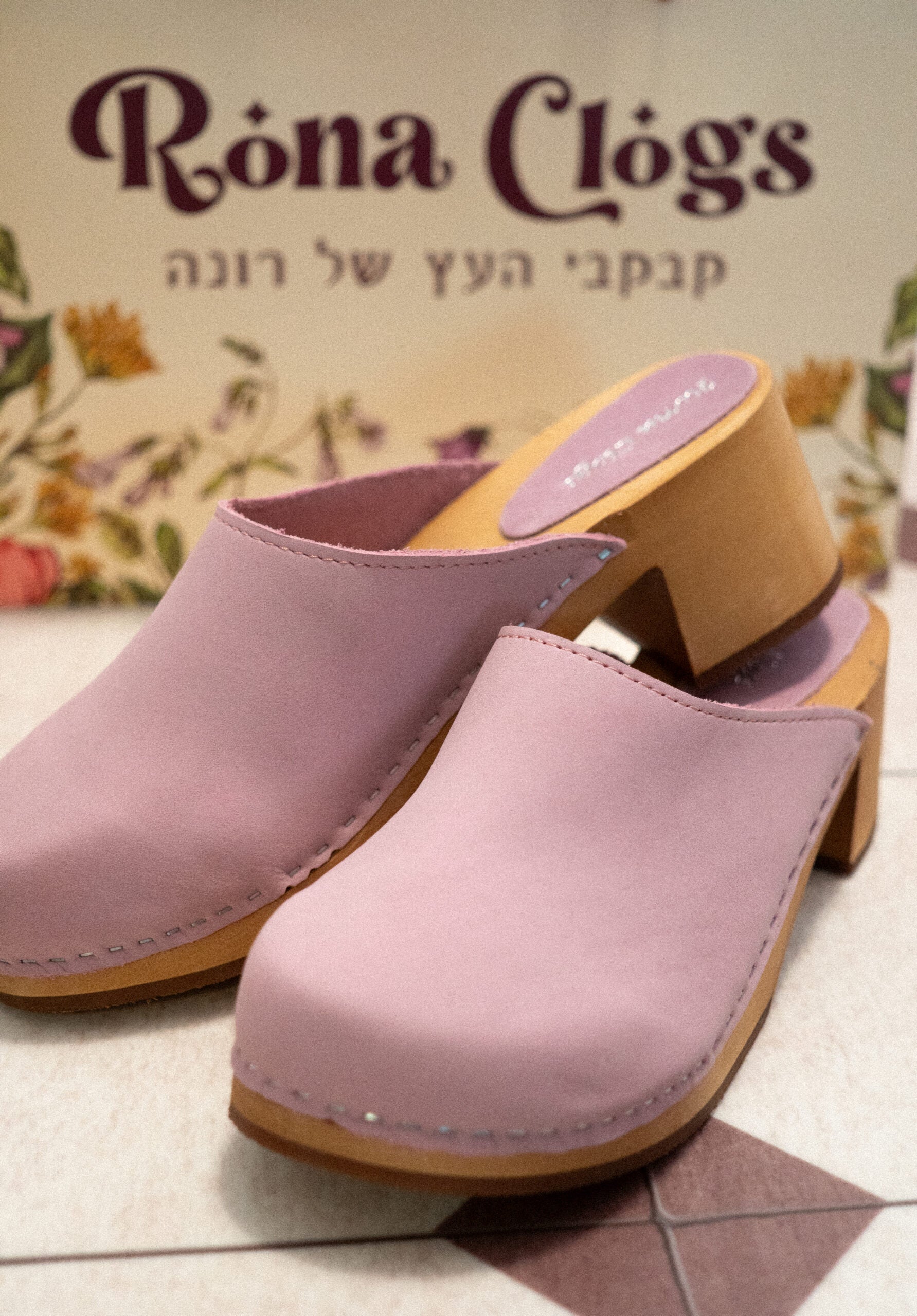 כפכפי עץ ורוד לירי. כפכפי רונה