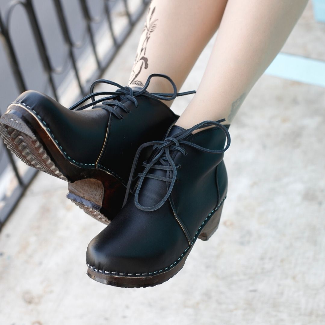 מגפון שחור עם שרוכים