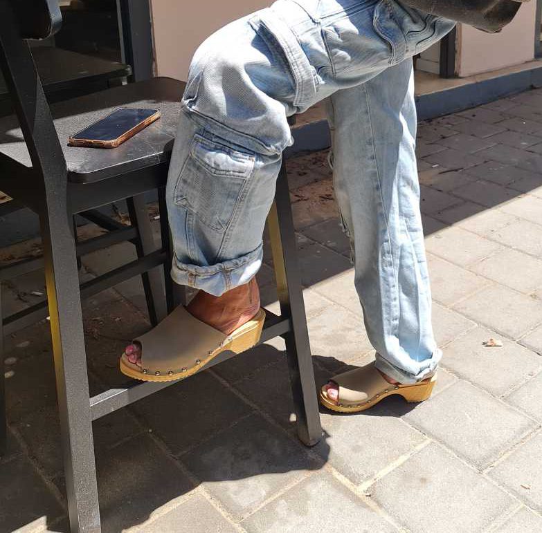 כפכפי עץ ירוק זית פיפ טו