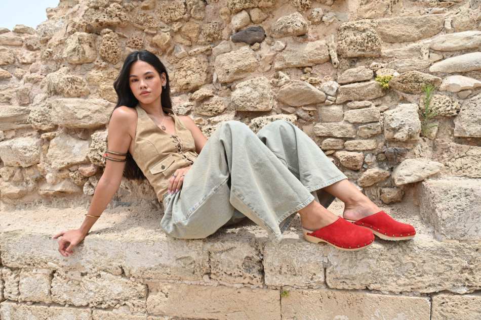 כפכפי עץ רונה אדום ניטים נובוק