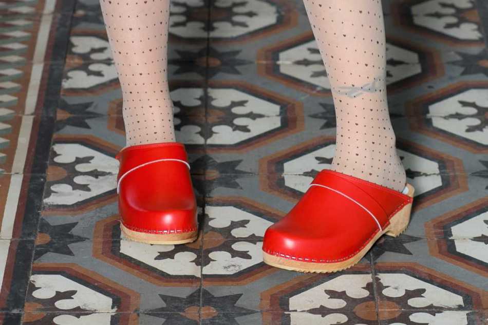 קבקבי עץ אדום מט RONA CLOGS