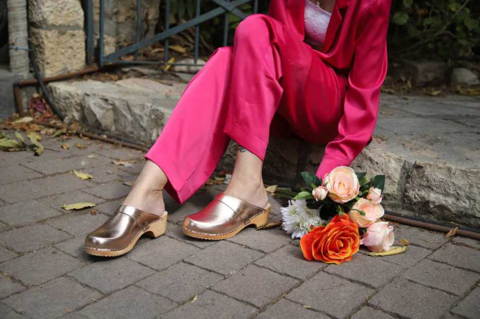 כפכפי עץ רונה צבע זהב ורוד