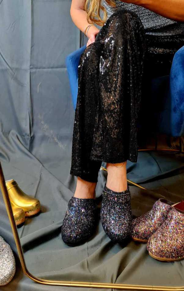 קבקבי עץ נוצצים שחורים RONA CLOGS BLACK CLOGS