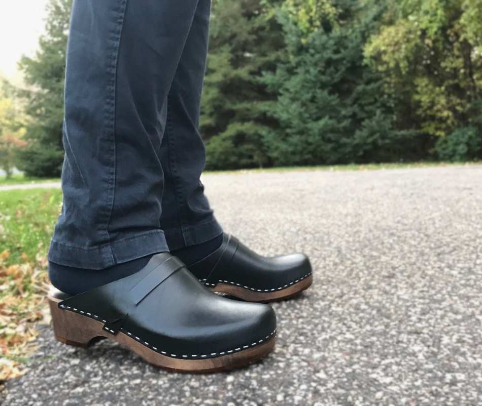 כפכפי עץ משחורים לגבר