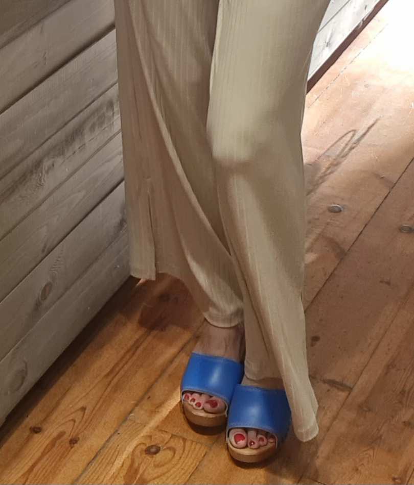 כפכפי עץ קייט כחול