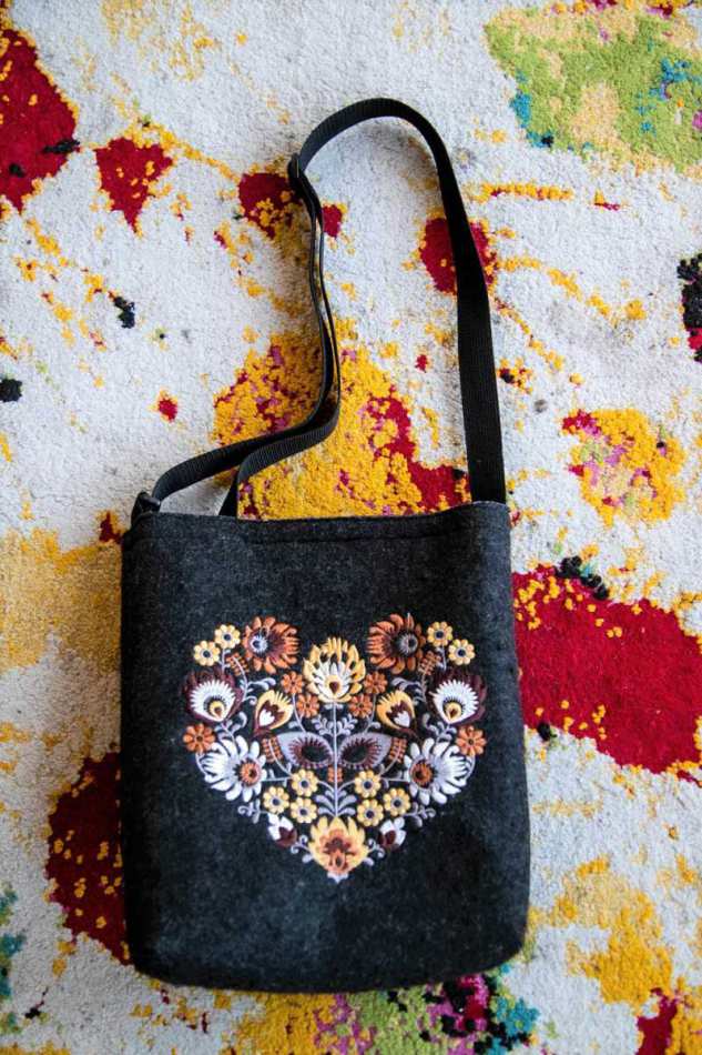 תיק קטן רקום פרחים