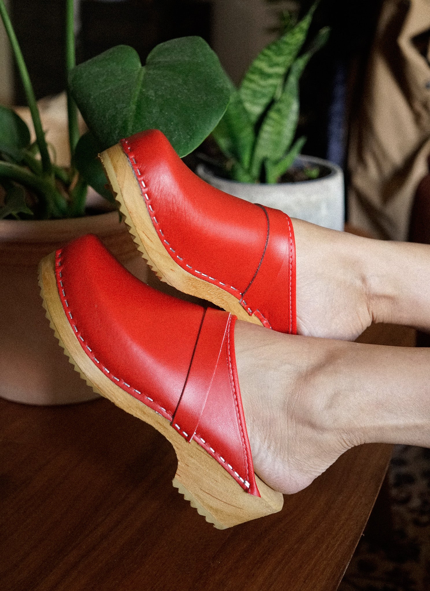 כפכפי עץ אדום מט