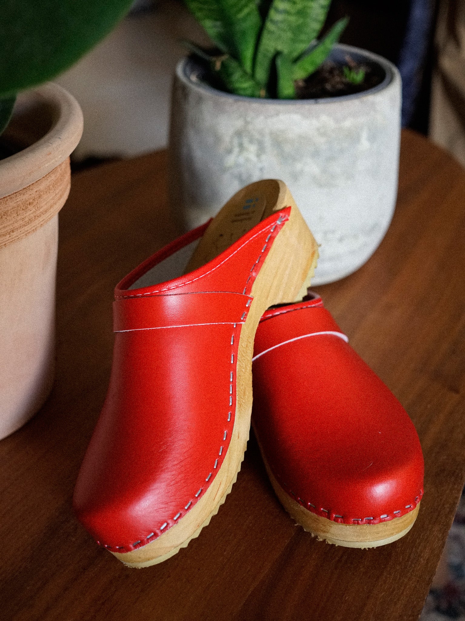 כפכפי עץ אדום מט