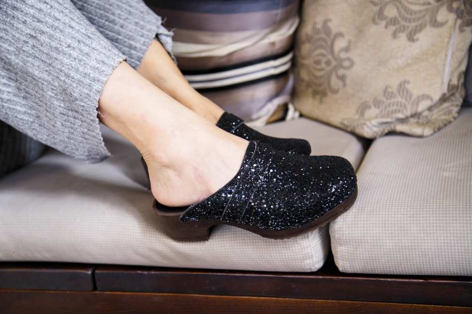 כפכפי עץ שחורים נוצצים