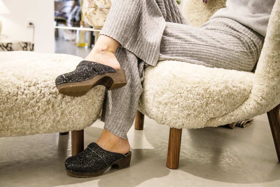 קבקבי עץ שחורים נוצצים