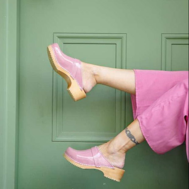 כפכפי עץ ורוד עתיק לק