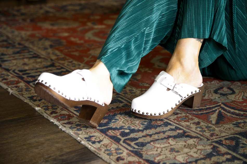 כפכפים עץ לבנים