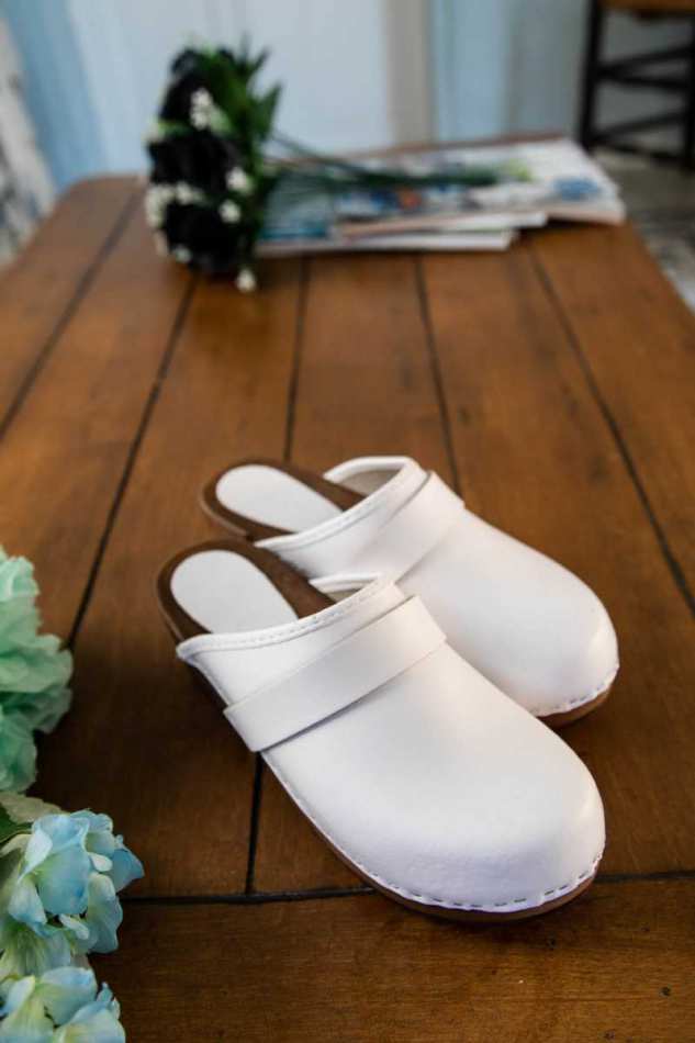 כפכפי עץ צבע לבן