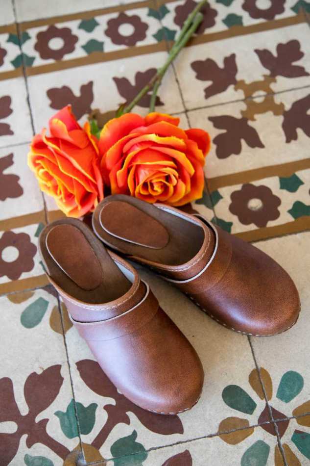 כפכפי עץ חום אגוז