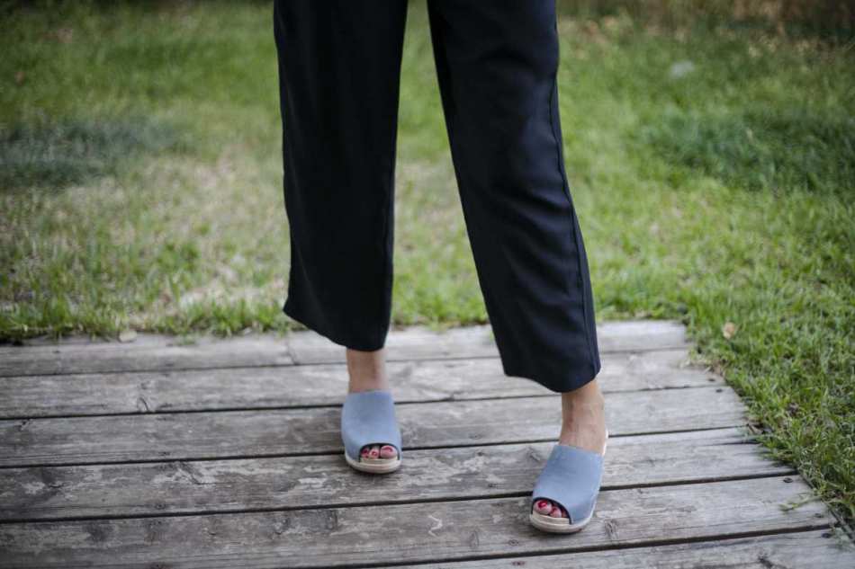 כפכפי עץ פתוחים בצבע תכלת