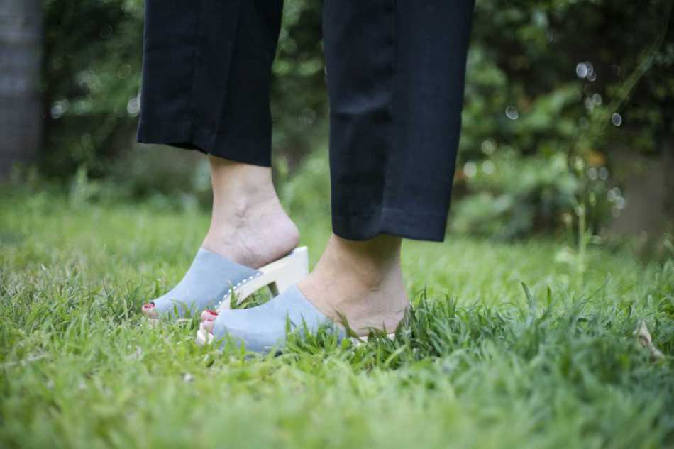 כפכפי עץ פתוחים בצבע תכלת