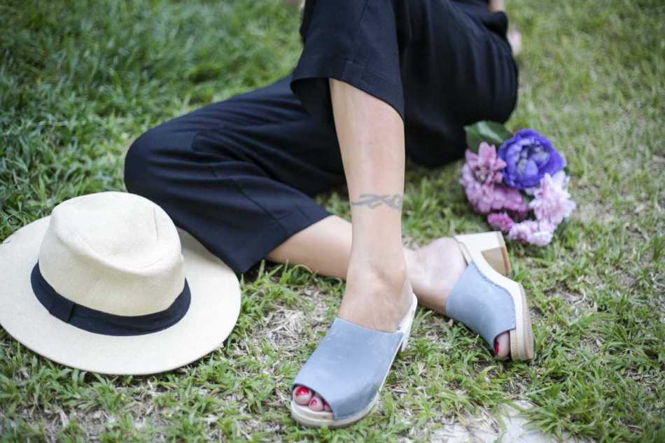 כפכפי עץ תכלת