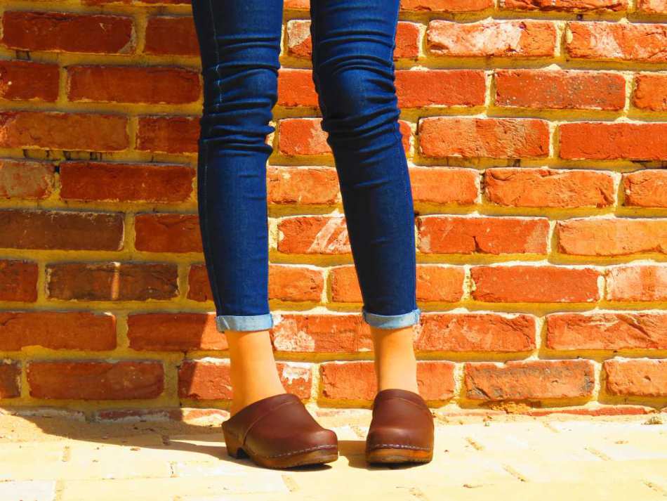 כפכפי עץ חום כהה RONA CLOGS