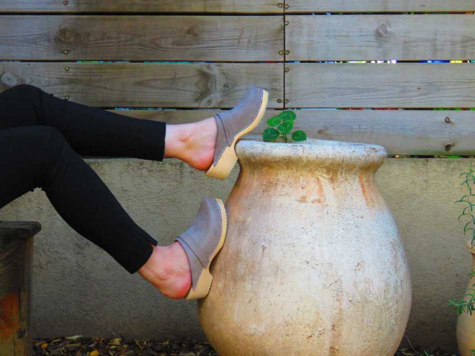 כפכפי עץ אפורים