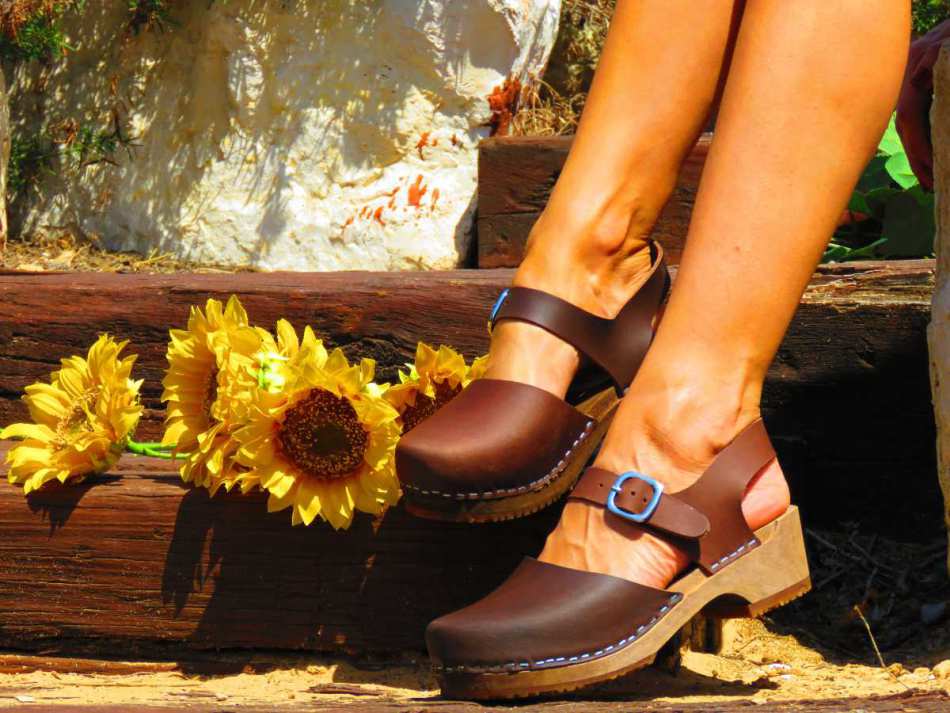 כפכפי בובה חומים