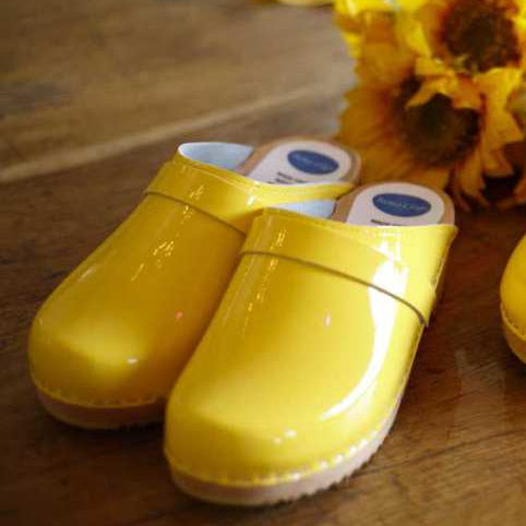 קבקבי עץ צהובים