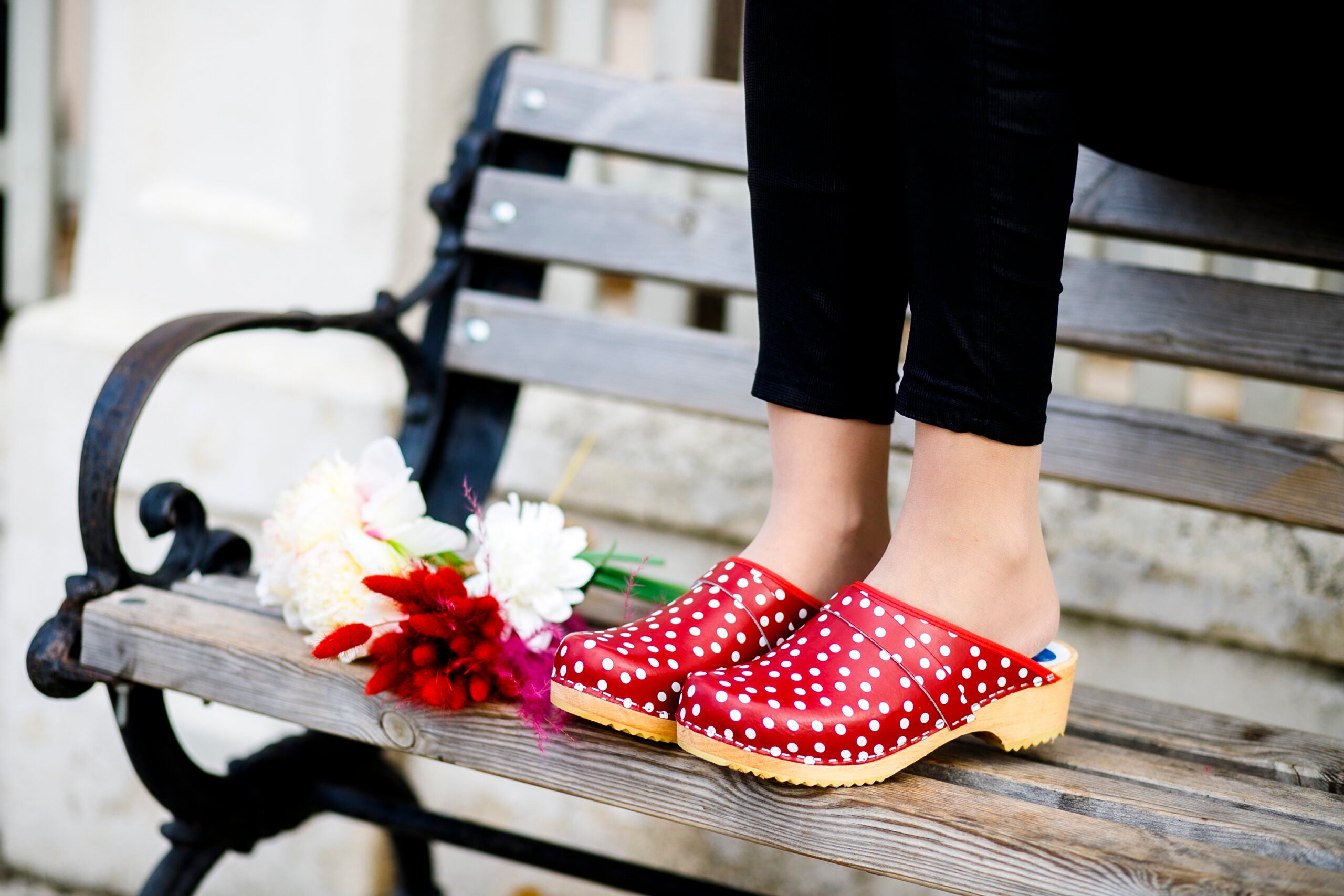 כפכפי עץ אדום עם נקודות