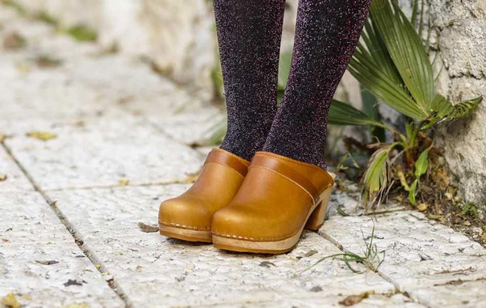 כפכפי עץ חום בהיר