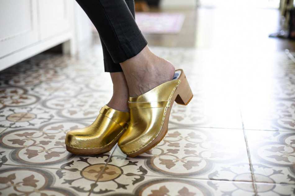 כפכפי זהב עקב גבוה