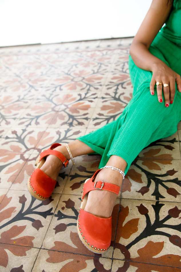 כפכפי עץ רונה בובה אדום