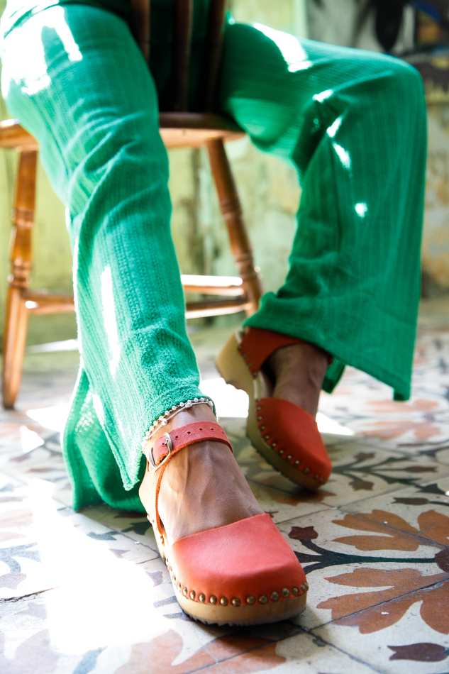 כפכפי עץ רונה בובה אדום